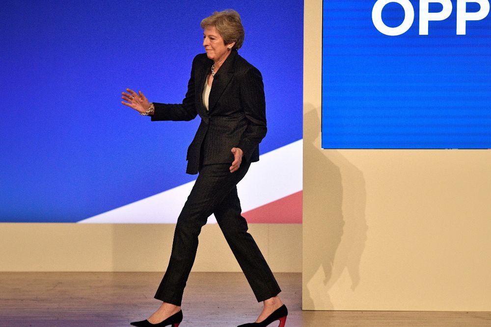 La primera ministra británica, Theresa May, da unos pasos de baile mientras se dirige a ofrecer su discurso ante el congreso anual del Partido Conservador.