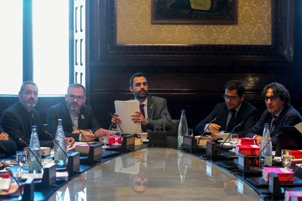 El presidente del parlamento catalán, Roger Torrent, participa junto al vicepresidente primero, Josep Costa (2i), el vicepresidente segundo José María Espejo- Saavedra (2d), el secretario primero Eusebi Campdepadrós (i) y el secretario segundo David Pérez (d) en la reunión de la Mesa.