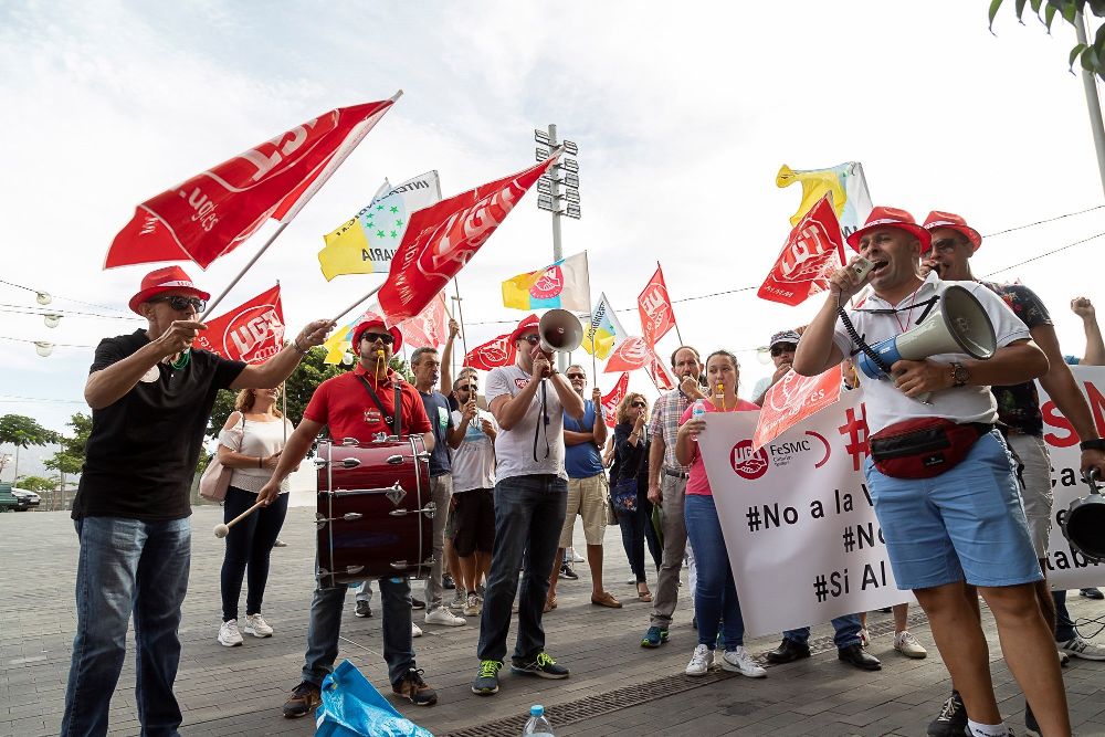 Trabajadores de Casinos de Tenerife se concentraron hoy ante el Cabildo para protestar por la privatización de los mismos.