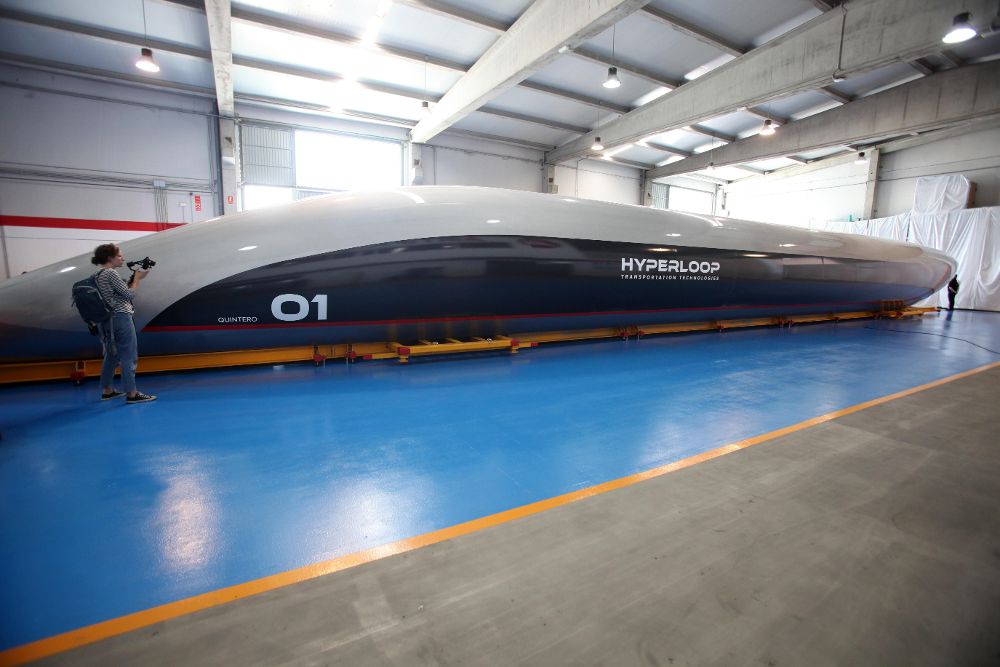 La cápsula "Hyperloop" se presentó el lunes en la planta de la multinacional de origen gaditano Carbures, en el Puerto de Santa María (Cádiz). 