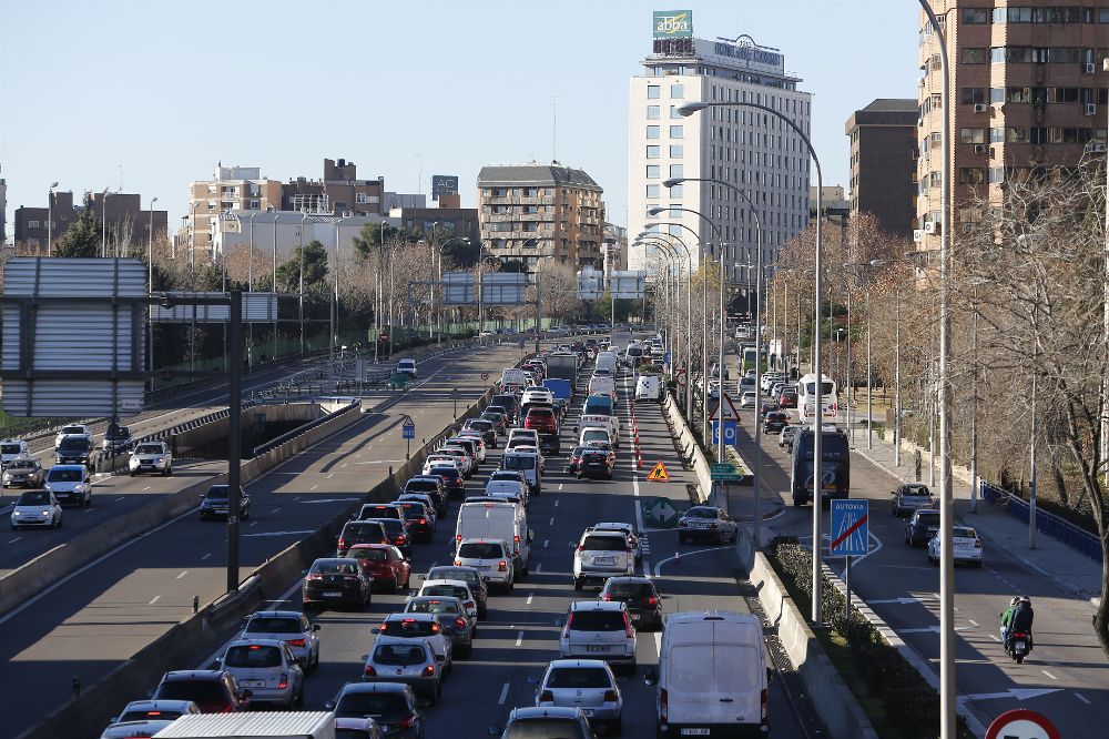 Tráfico denso en Madrid. El aire de la capital superó el año pasado los límites de dióxido de nitrógeno.