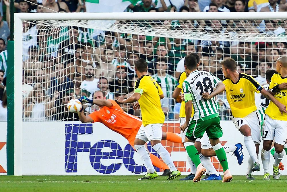 El centrocampista del Real Betis Andrés Guardado (c), lanza una falta ante el portero del Dudelange, Joé Frising.