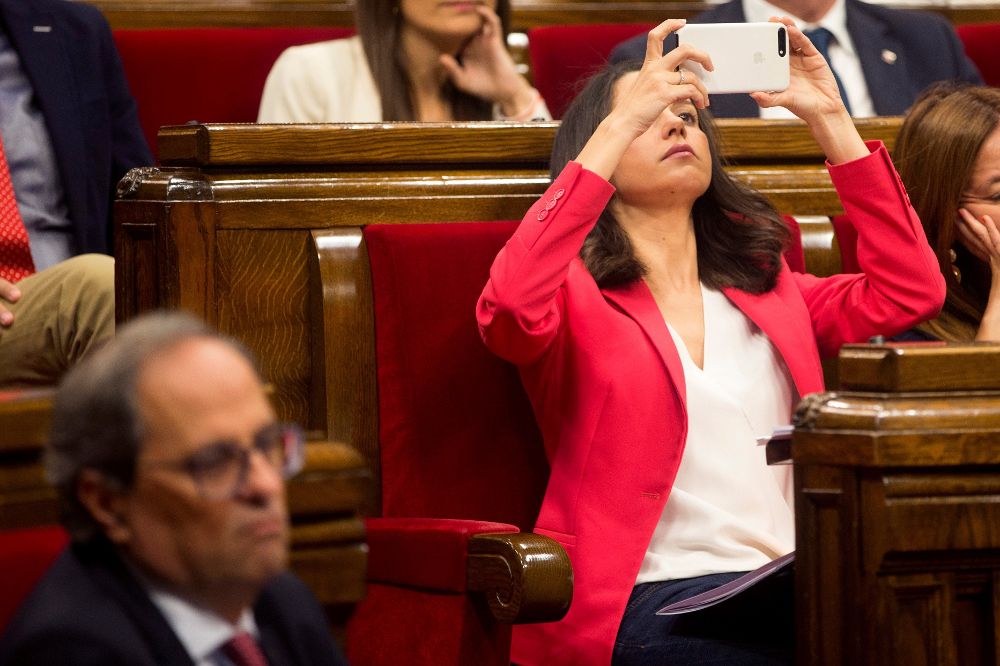 La lider de Ciutadanos Inés Arrimadas (c) fotografía la composición de la Mesa durante la sesión del Parlament.