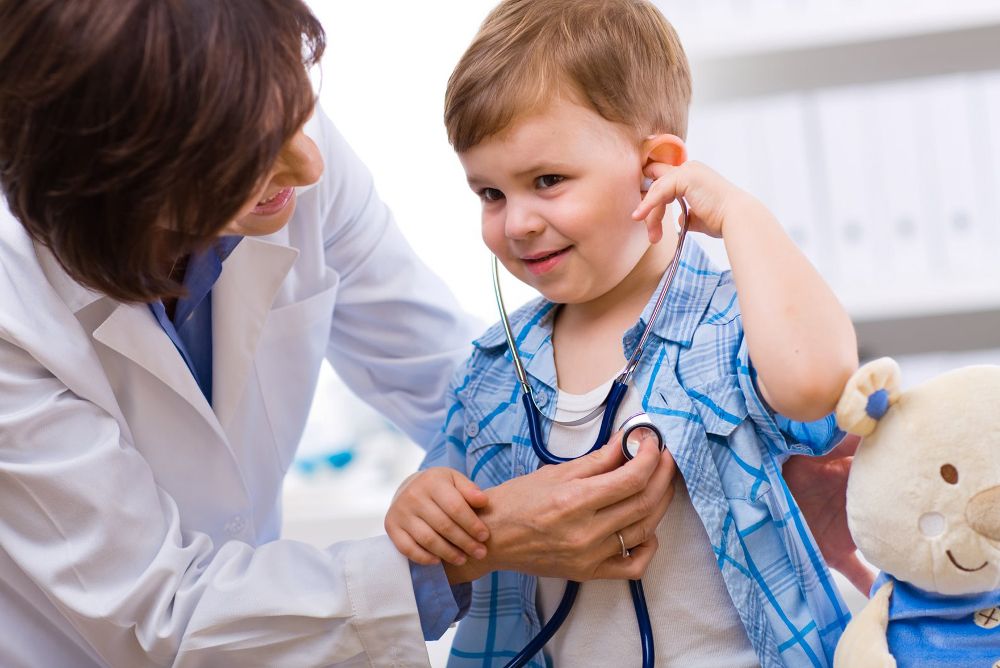 Una pediatra atendiendo a un niño.