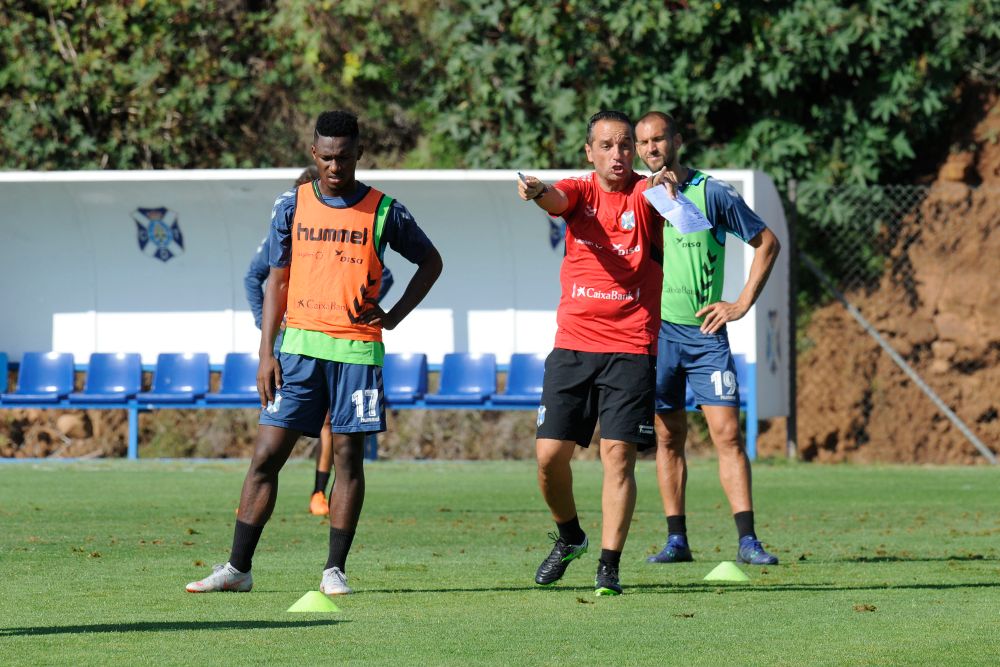 Joe´Luis Oltra dirige el entrenamiento del CD Tenerife.