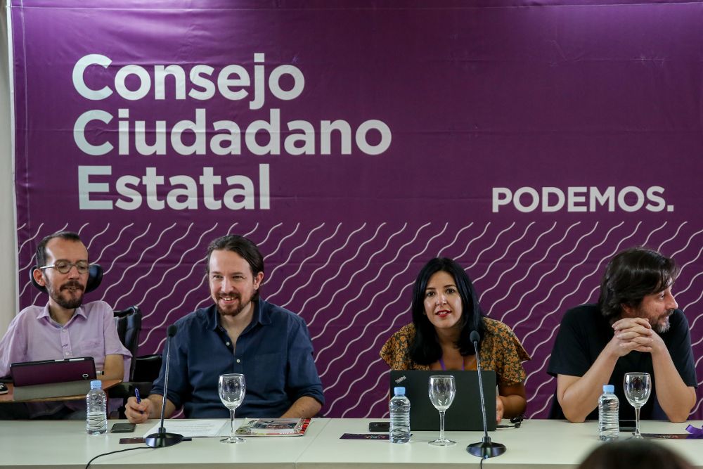 El secretario general de Podemos, Pablo Iglesias, el de Organización, Pablo Echenique, y el de Relación con la Sociedad Civil y Movimientos Sociales, Rafael Mayoral (d), participan en el Consejo Ciudadano Estatal de Podemos.