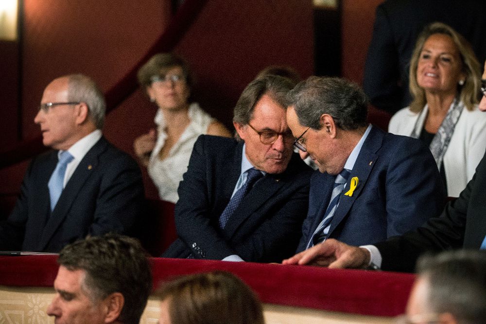 Quim Torra (d) y el expresidente Artur Mas (c).