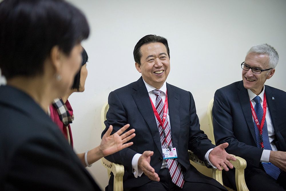 El presidente de Interpol, el chino Hongwei Meng (c), mientras conversa con varios compañeros en Bali, Indonesia, en una imagen de archivo. 