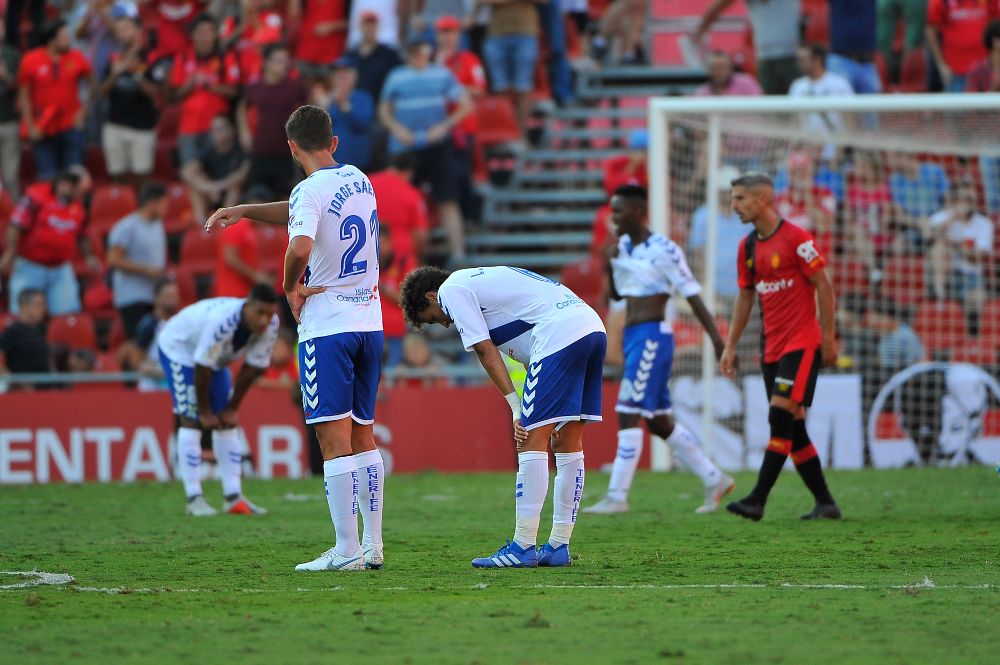 Los jugadores del Tenerife no fueron capaces de reaccionar ante los goles del Mallorca.