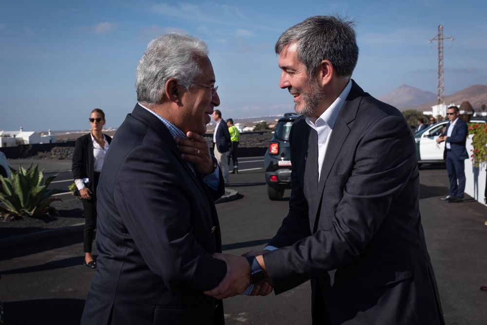 Fernando Clavijo y Antonio Costa se saludan junto a la casa de Saramago, en Lanzarote.