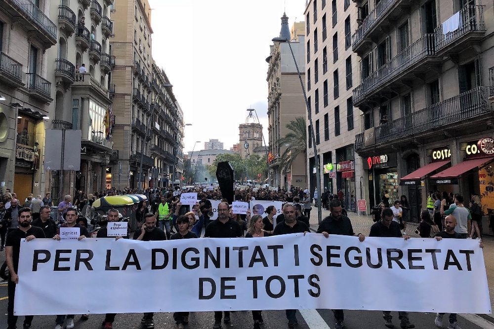 Unos 4.500 agentes de Mossos d'Esquadra, según la Guardia Urbana, se han manifestado la tarde de este sábado por el centro de Barcelona.