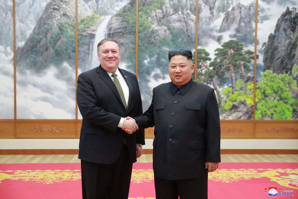 Kim Jong-un (d) con Mike Pompeo.
