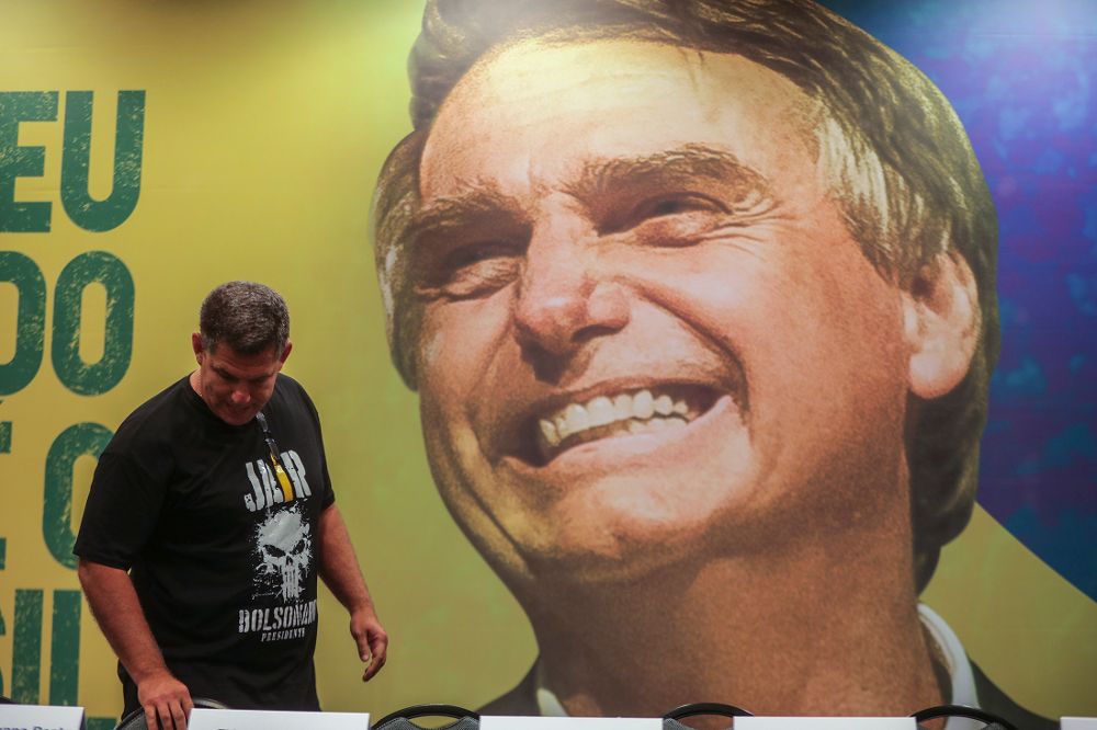 El presidente del Partido Social Liberal (PSL), partido del candidato ultraderechista Jair Bolsonaro, Gustavo Bebbiano (c), participa en una rueda de prensa.