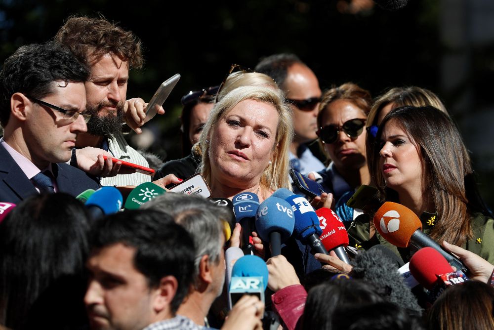 Inés Madrigal, que había denunciado al doctor Vela, hace declaraciones a los medios a las puertas de la Audiencia Provincial.