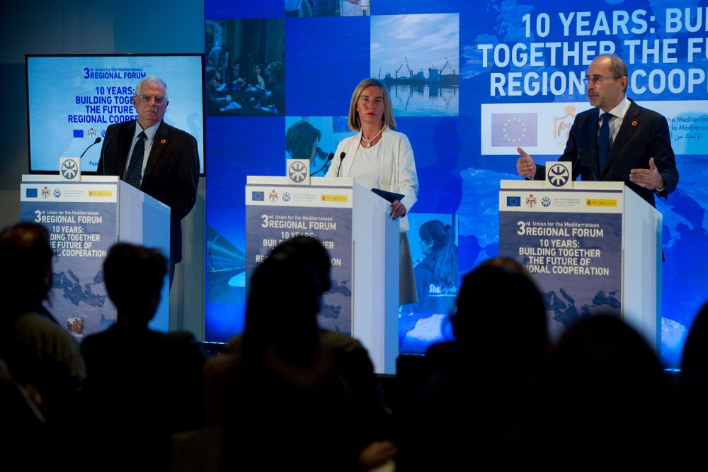 Rueda de prensa de Josep Borrell (i), la alta representante para la Política Exterior de la Unión Europea, Federica Mogherini, y el ministro de Exteriores de Jordania durante el Fórum del Mediterráneo. 