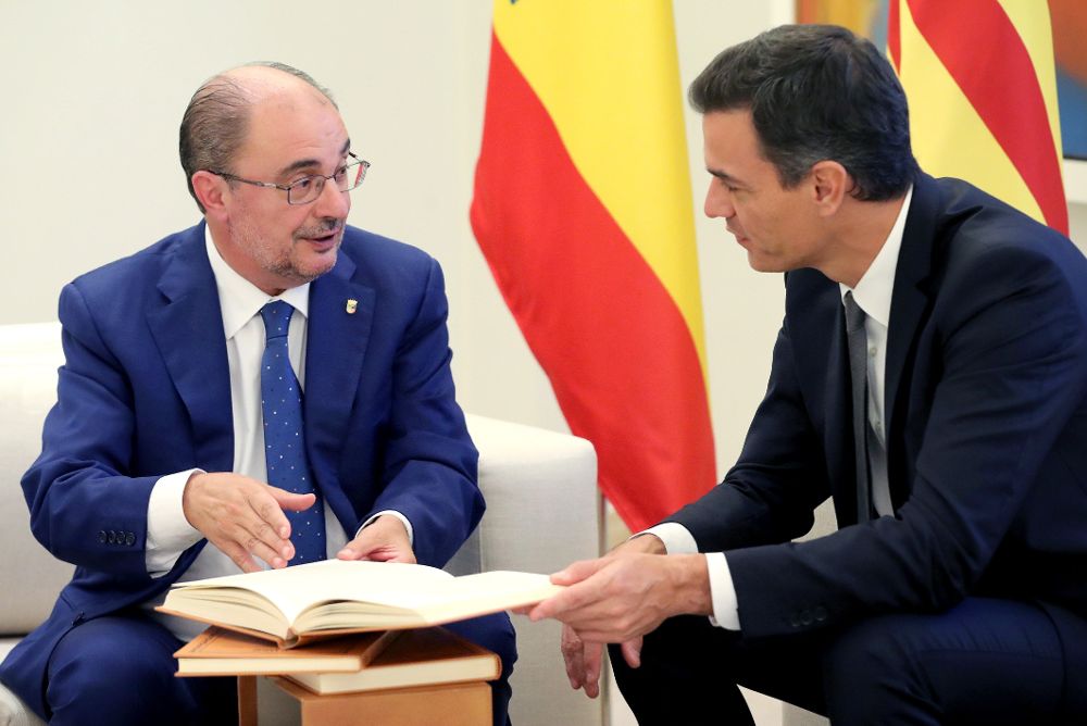 El presidente del Gobierno, Pedro Sánchez (d), conversa con su homólogo aragonés, Javier Lambán, en su reunión de esta tarde.