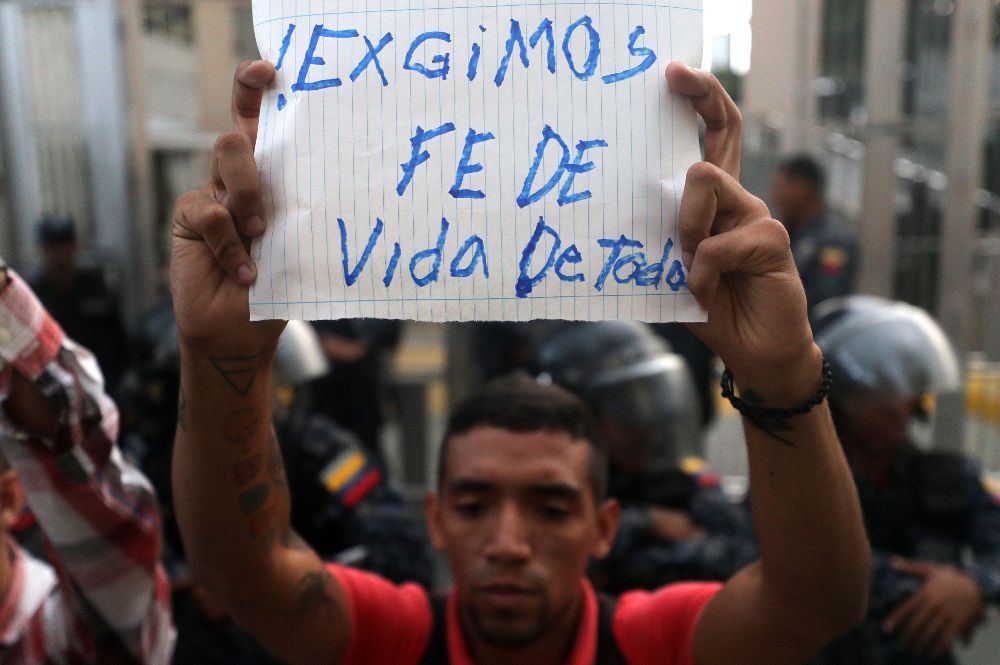 Simpatizantes de opositores venezolanos presos se manifiestan frente al edificio del Servicio de Inteligencia (Sebin) donde, según la Fiscalía venezolana, el concejal Fernando Albán Salazar se suicidó ayer, lunes.