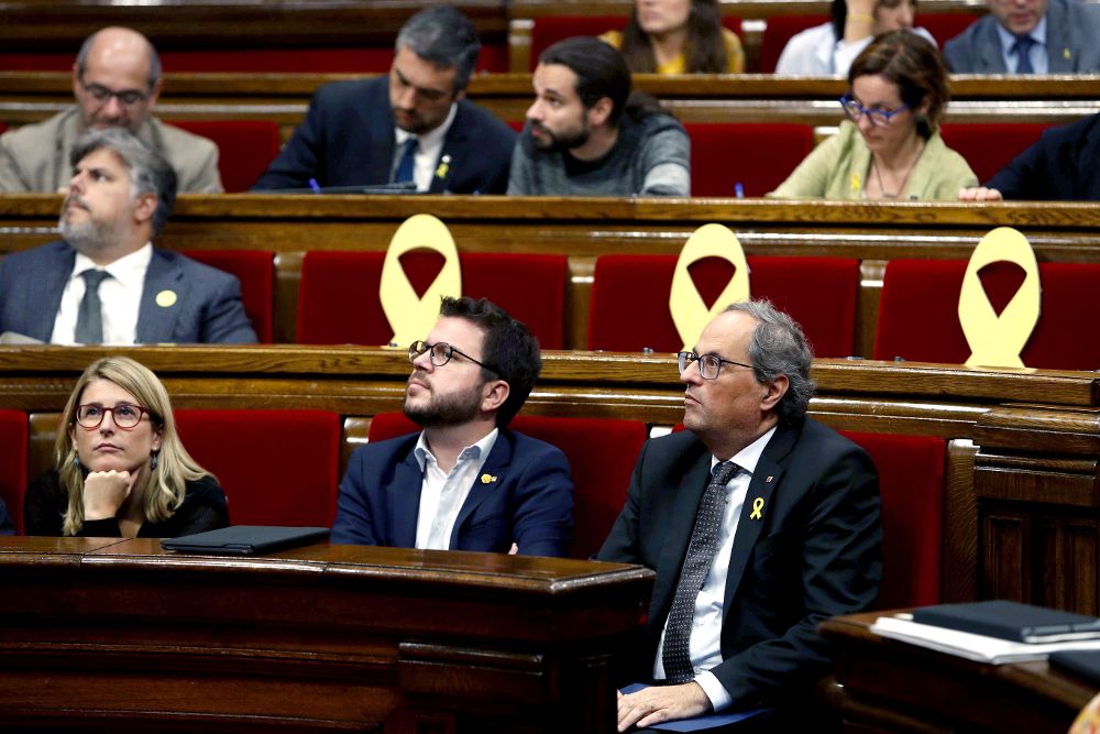 El presidente de la Generalitat, Quim Torra (d) ,el vicepresidente del Govern Pere Aragonès (c) y la consellera de la Presidencia, Elsa Artadi (i) observan el resultado de una de las votaciones.