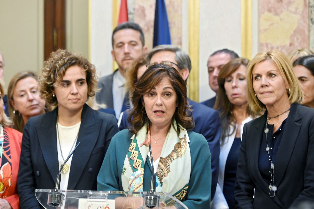 La diputada del PP Beatriz Escudero (c) durante la rueda de prensa, en la que ha estado arropada por una veintena de diputadas y diputados y en la que ha asegurado que se han sentido "humillada y despreciada" por el diputado Gabriel Rufián. 