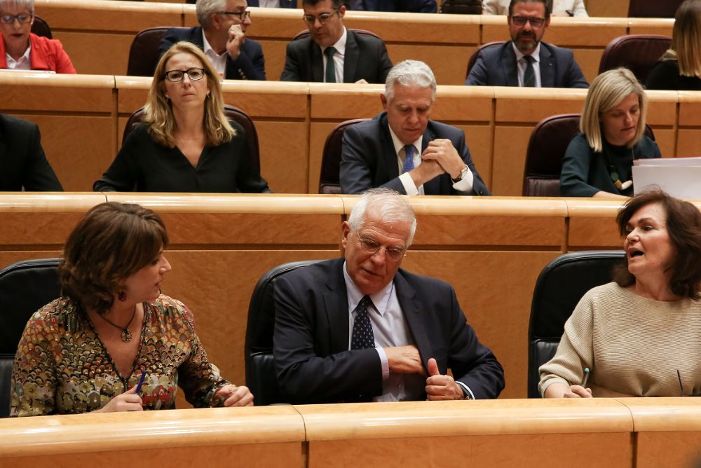 La vicepresidenta del Gobierno, Carmen Calvo (d), la ministra de Justicia, Dolores Delgado, y el ministro de Exteriores, Josep Borrell, esta tarde, en el Senado.