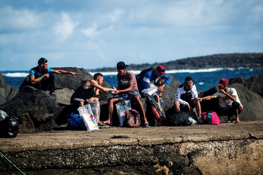 Un barco pesquero ha remolcado hoy al puerto de La Santa, en Tinajo (Lanzarote), a una patera en la que viajaban 30 inmigrantes irregulares de origen magrebí.