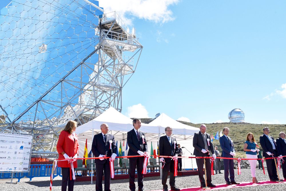 El ministro de Ciencia, Innovación y Universidades, Pedro Duque (6i), entre otras autoridades, durante la inauguración, hoy en La Palma, del telescopio LST.