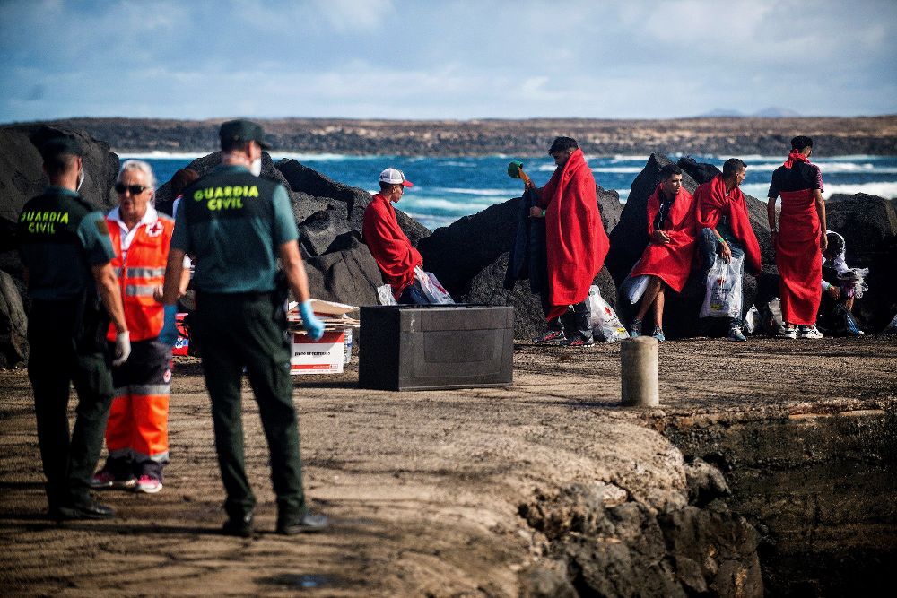 Efectivos de ayuda en el puerto de La Santa, en Tinajo (Lanzarote), ante la llegada de una patera en la que viajaban 30 inmigrantes irregulares de origen magrebí, esta mañana.