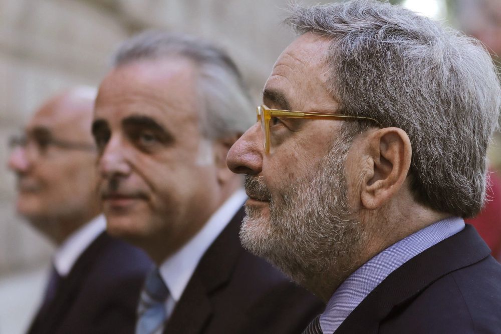Narcís Serra, acompañado por su abogado Pau Molins (c) y por el exdirector general, Adolf Todó (i).