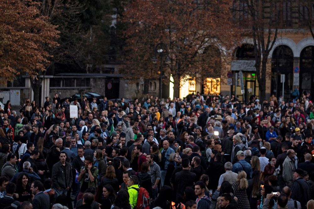 Miles de personas participan en una protesta por el asesinato de Viktoria Marinova en Sofía (Bulgaria).