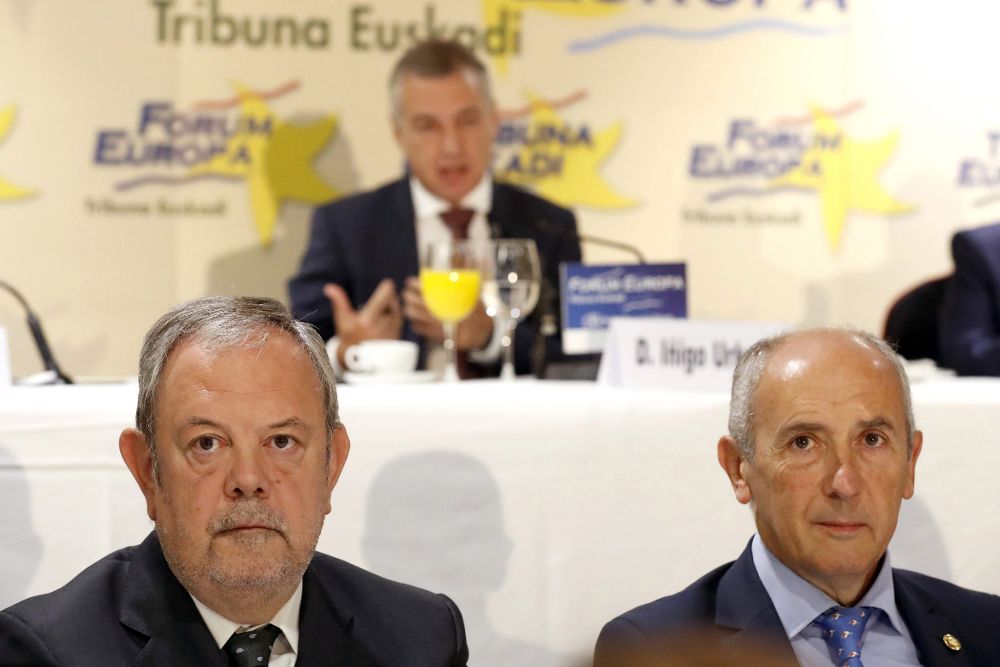 El consejero de Hacienda y Economía del Gobierno vasco, Pedro María Azpiazu (i) y el portavoz del Gobierno vasco, Josu Erkoreka (d), escuchan al lehendakari, Iñigo Urkullu (c).