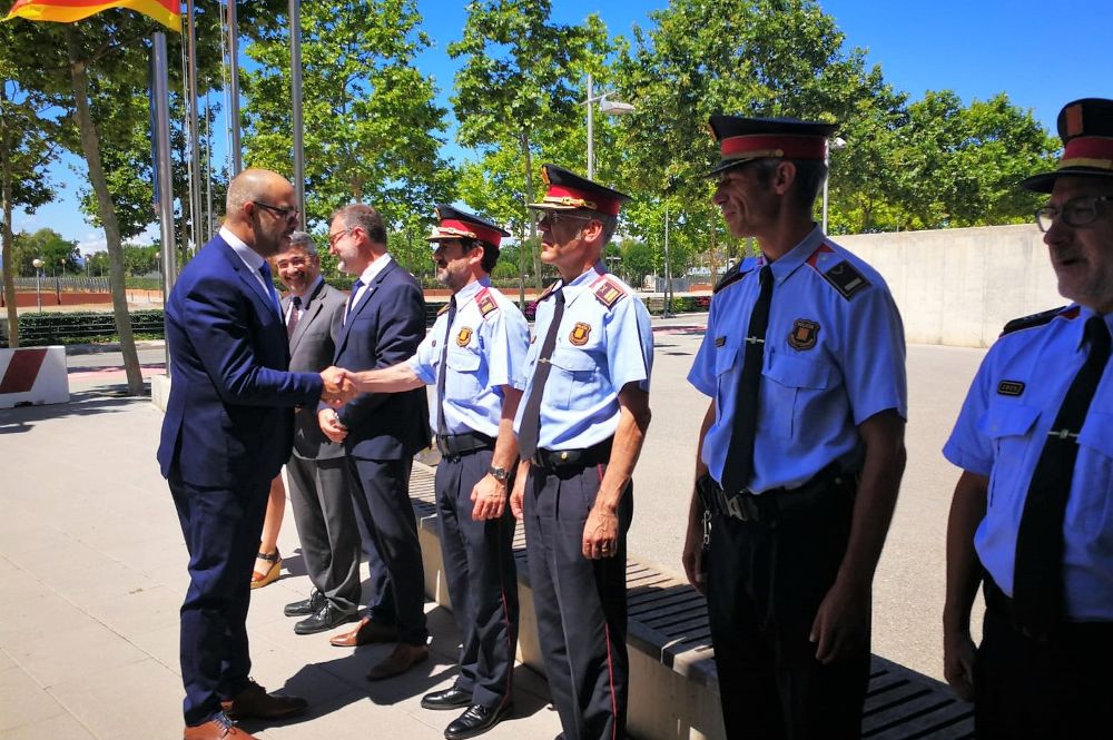 El conseller acatalán de Interior, Miquel Buch, saluda al comisario de los Mossos d'Esquadra, Ferran López, uno de los investigados, en una visita a una comisaría de Cambrils (Tarragona).