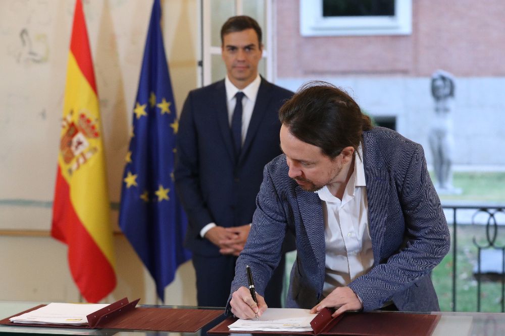 El presidente del Gobierno, Pedro Sánchez (izda), y el secretario general de Podemos, Pablo Iglesias, han firmado hoy en el Palacio de la Moncloa el acuerdo sobre el proyecto de ley de presupuestos para 2019. 
