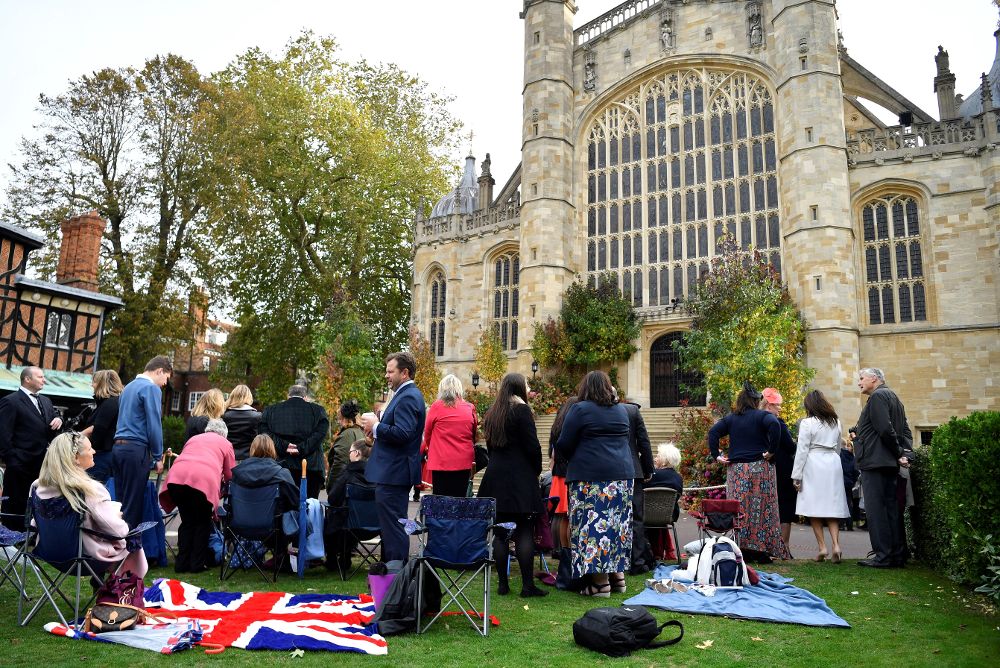 Invitados en el Claustro de Herradura en la Capilla de San Jorge en Windsor (Reino Unido) a la espera de la boda de la princesa Eugenia y Jack Brooksbank hoy, 12 de octubre de 2018.