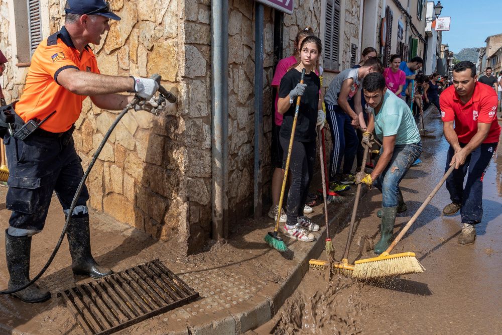 Muchos voluntarios han acudido hoy a Sant Lloren para ayudar en las labores de limpieza del municipio.