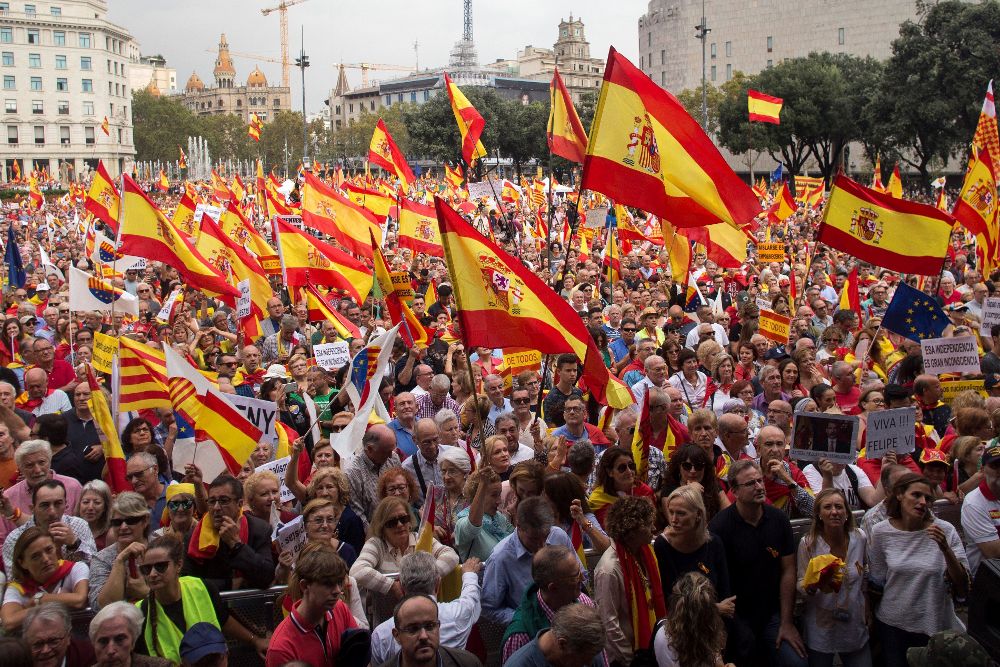 Miles de personas han participado hoy en el centro de Barcelona en una manifestación por la unidad de España con motivo del 12 de octubre.