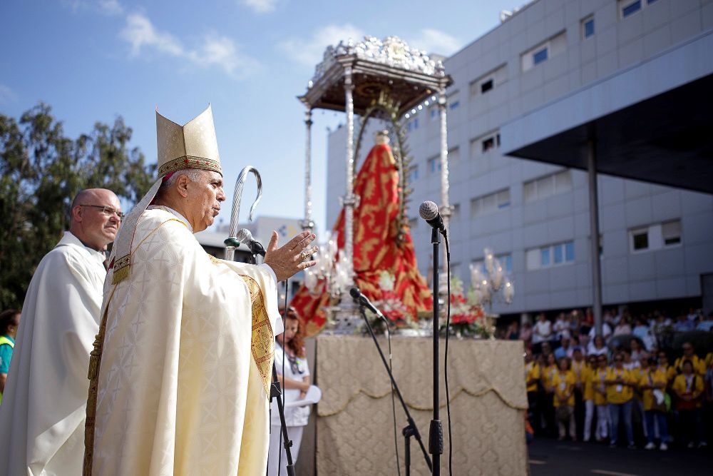 El obispo de Tenerife, Bernardo Álvarez, durante el acto religioso que tuvo lugar esta tarde en el Hospital Universitario de La Candelaria.