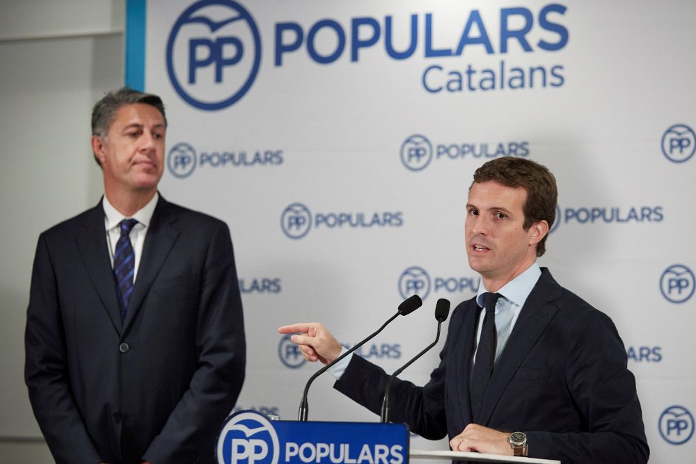 El presidente del PP, Pablo Casado (d), y el del PPC, Xavier García Albiol.