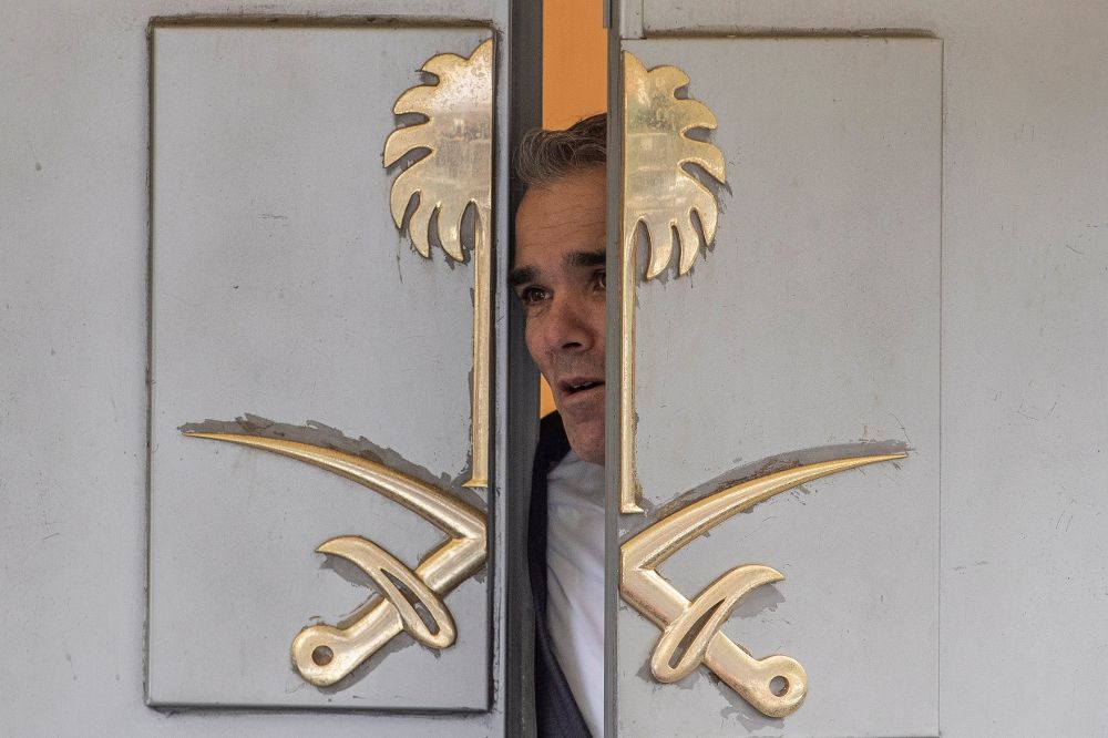 Un empleado entreabre la puerta del consulado de Arabia Saudí en Estambul.