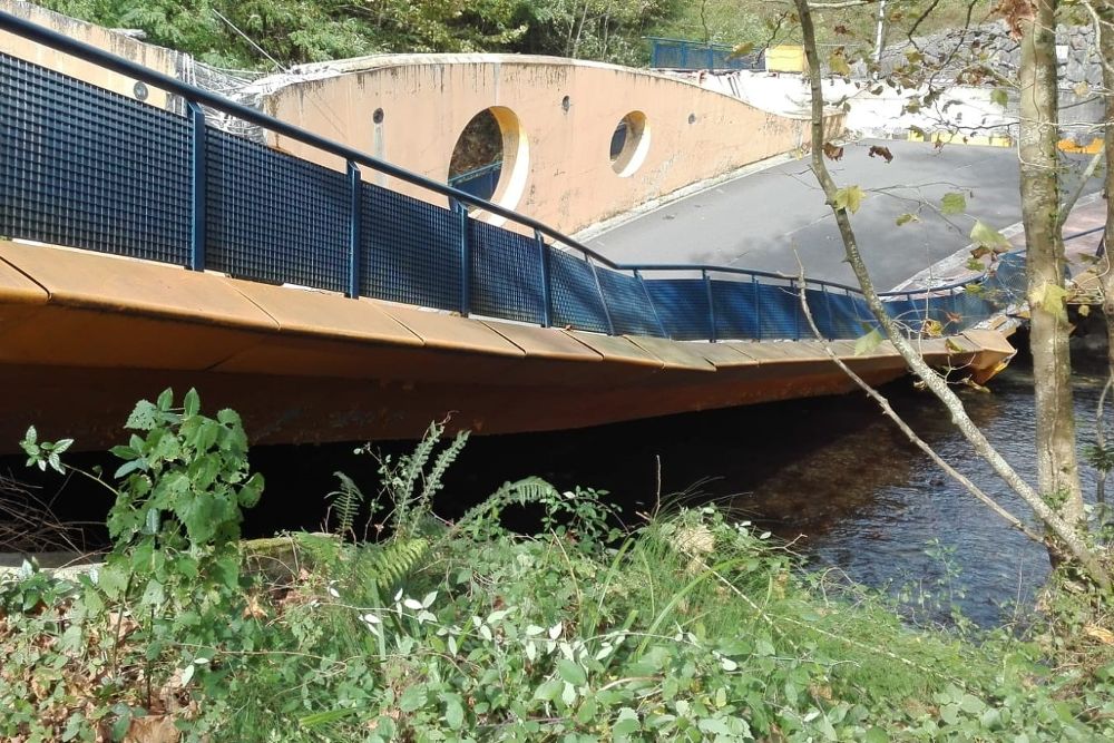 Puente derrumbado sobre el Urumea. 