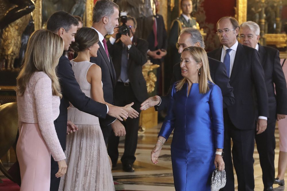 Momento en que Pedro Sánchez y su mujer se ponen al lado de los Reyes para recibir a los asistentes a la recepción en el Palacio Real. Enseguida, una persona de Protocolo de la Casa Real les adevertiría que se retirasen de ahí y siguieran adelante.