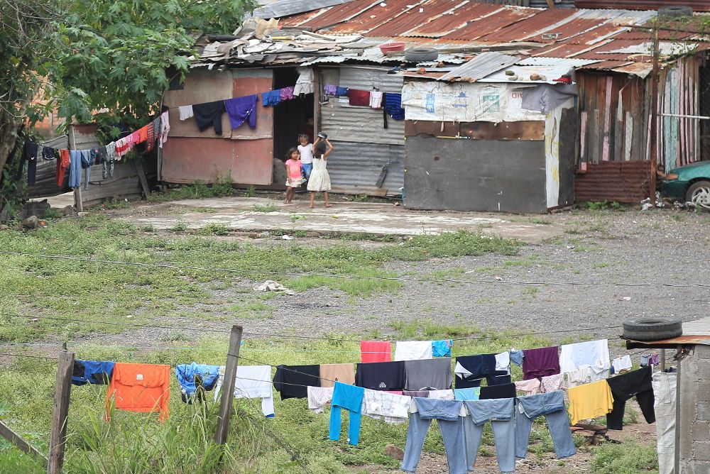 Niñas jugando en su casa en una zona pobre de Tegucigalpa (Honduras). 