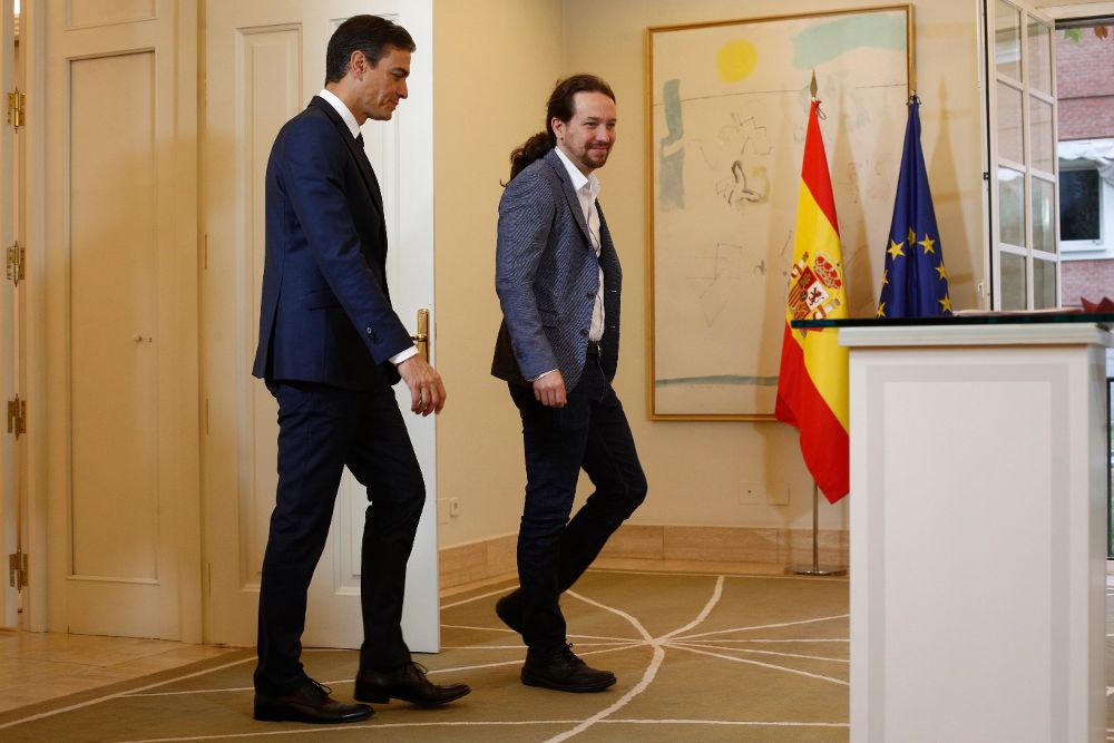 El presidente del Gobierno, Pedro Sánchez, firma con el secretario general de Podemos, Pablo Iglesias, su acuerdo para los Presupuestos Generales del Estado de 2019, el pasado día 11.