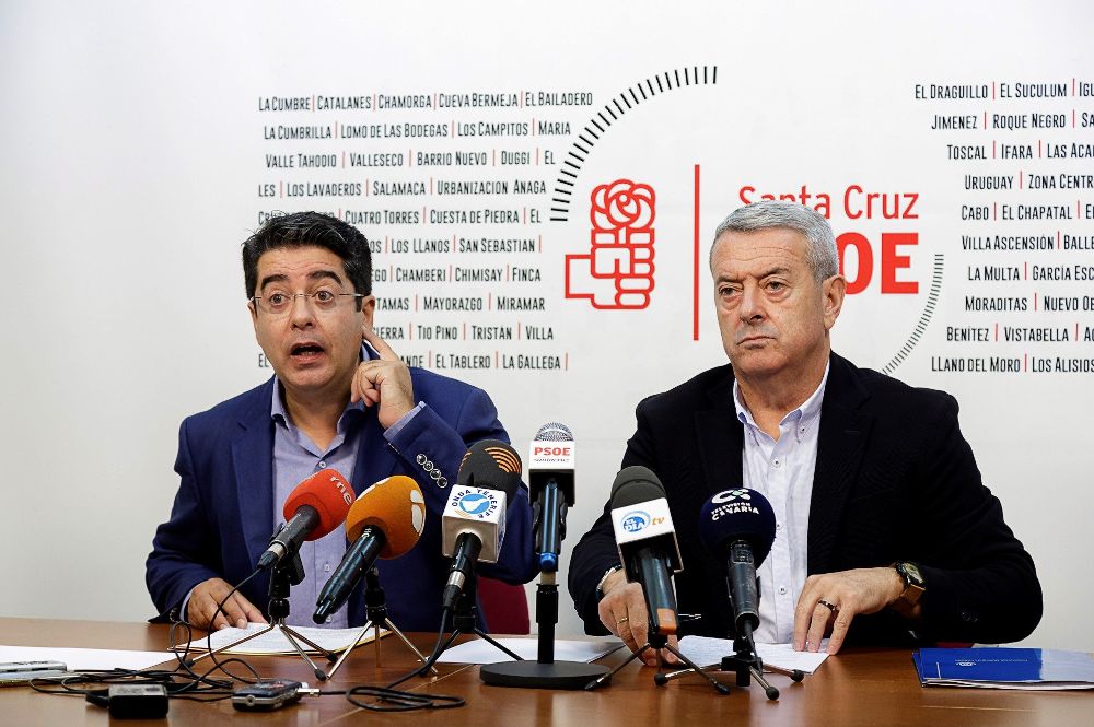 El secretario general del PSOE de Tenerife, Pedro Martín (i) y el vicepresidente del Cabildo de Tenerife Aurelio Abreu, durante la rueda de prensa.
