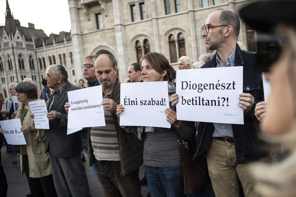 Concentración de protesta en Budapest contra la nueva ley que afecta a los sintecho. Entre los asistentes, el político Imre Mecs (2-i) y su esposa, Fruzsina Magyar, 