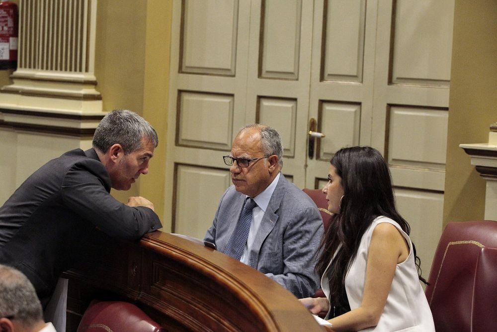 Fernando Clavijo charla en el Parlamento con Casimiro Curbelo y otra diputada de la Agrupación Socialista Gomera. 