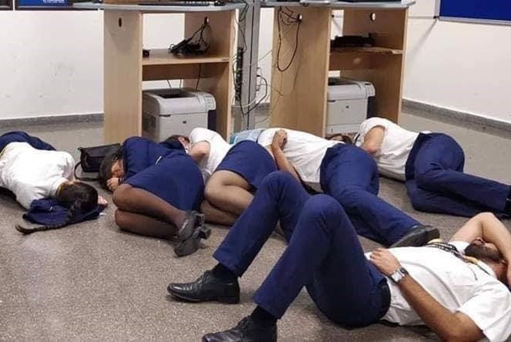 Tripulantes portugueses de Ryanair duermen en el suelo en el aeropuerto de Málaga. 