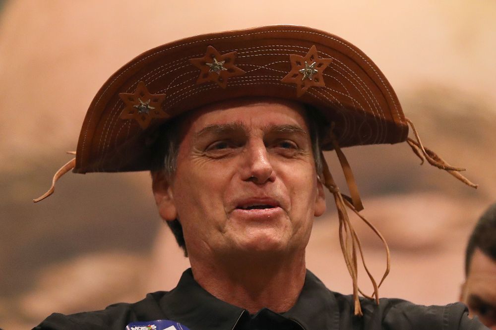 Jair Bolsonaro, con un sombrero típico del Nordeste de Brasil.