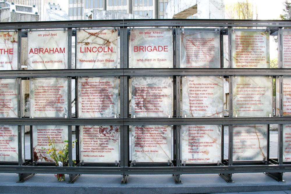Monumento a los miembros de la Brigada Lincoln en San Francisco, California (EE.UU.), antes de que fuese retirado para su reparación. 
