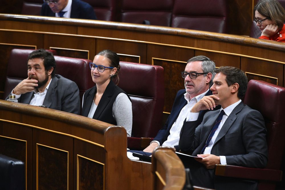 El presidente de Ciudadanos, Albert Rivera (d), y el secretario general de la formación naranja, José Manuel Villegas (2d), durante el pleno del Congreso.