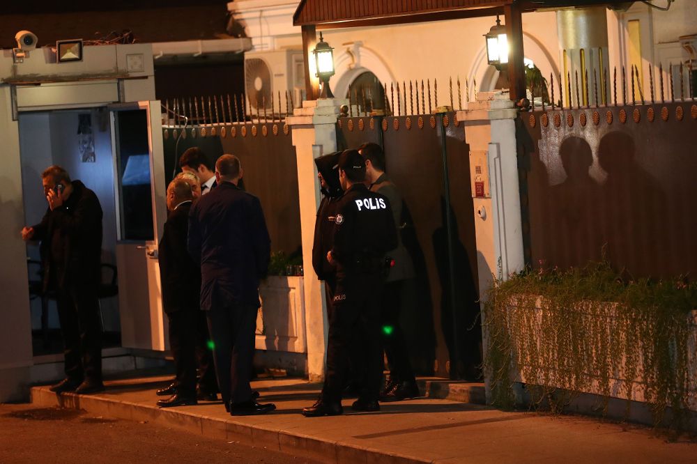 Miembros de la policía forense turca llegan a la residencia del cónsul de Arabia Saudí para realizar un registro.